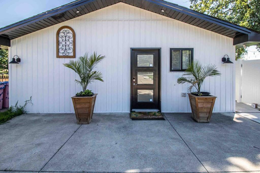 2 Bedroom Getaway On The River/Close To Marina Belle River Exterior photo