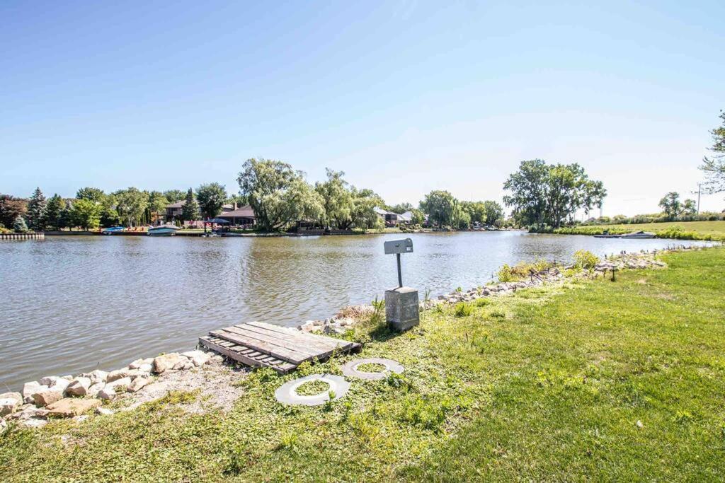 2 Bedroom Getaway On The River/Close To Marina Belle River Exterior photo