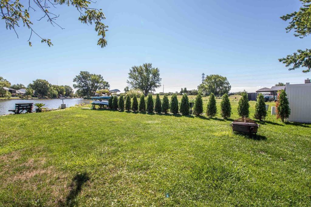 2 Bedroom Getaway On The River/Close To Marina Belle River Exterior photo