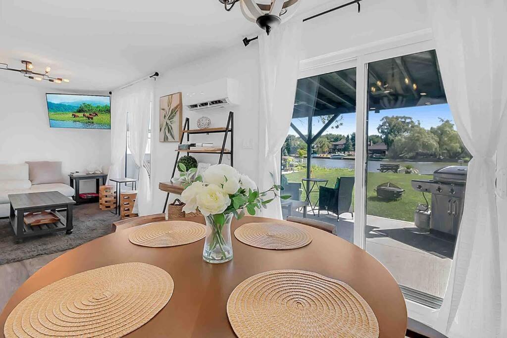 2 Bedroom Getaway On The River/Close To Marina Belle River Exterior photo